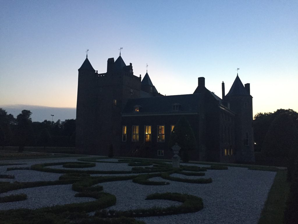 Heemskerk by twilight: our castle for the evening and its surrounding gardens, the scene of our fantastic games of "tag" and  "sardines"!