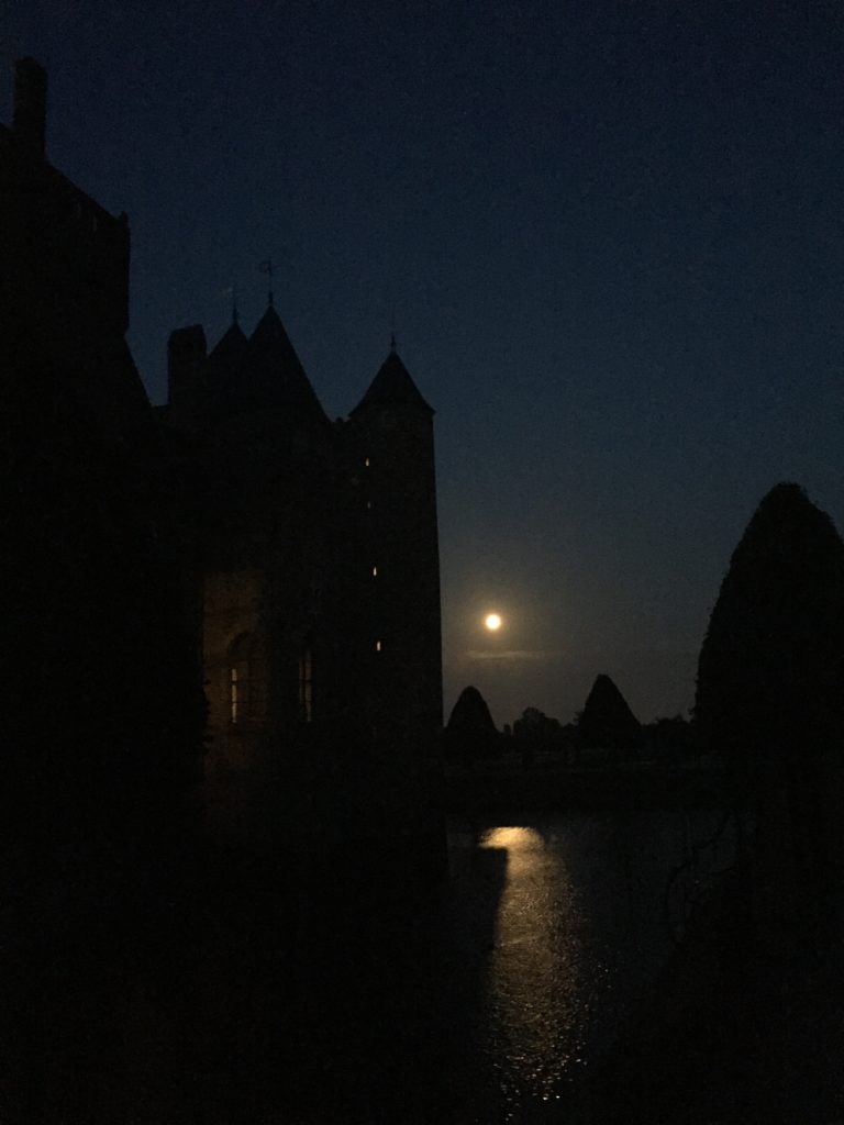 A full moon and a moat to boot! Sweet dreams, Holland ?